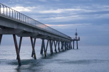 denizin üzerinde köprü. Eski petrol Köprüsü'nin şehir adını Badalona, İspanya