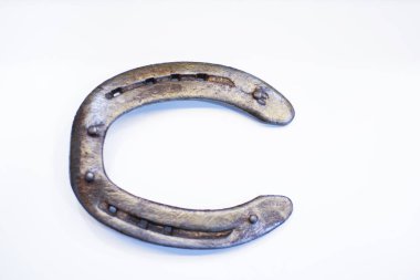 Balcon arka plan üzerinde at nalı. nesne demirden yapılmış atların bacaklar için. şans semboloji nesnesiyle.