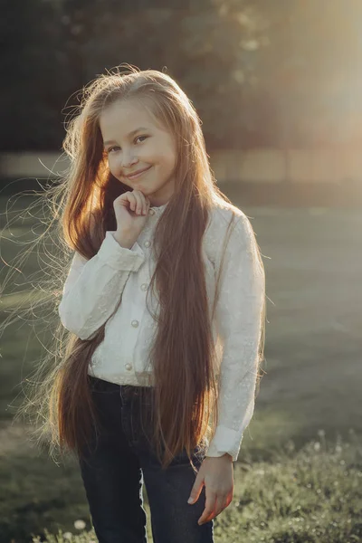 Günbatımı zaman neşeli kız