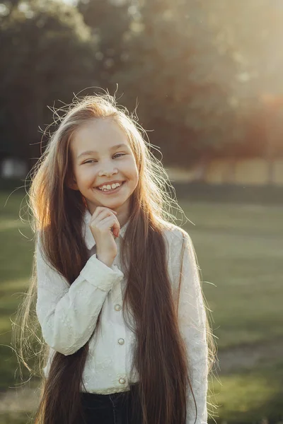 Günbatımı zaman neşeli kız