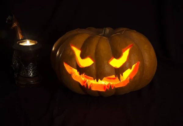 Balkabağına siyah bir arka plan ile sonbahar natürmort