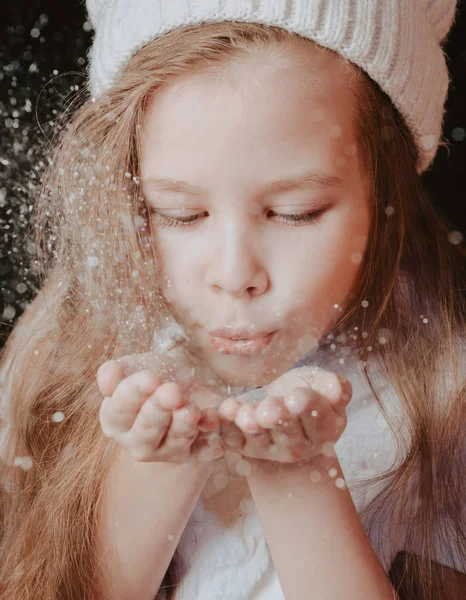 Küçük kız üstünde palmiye parıldıyor ile üfleme