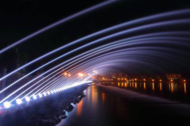 gece ışık çeşme şehir Gölü üzerinde