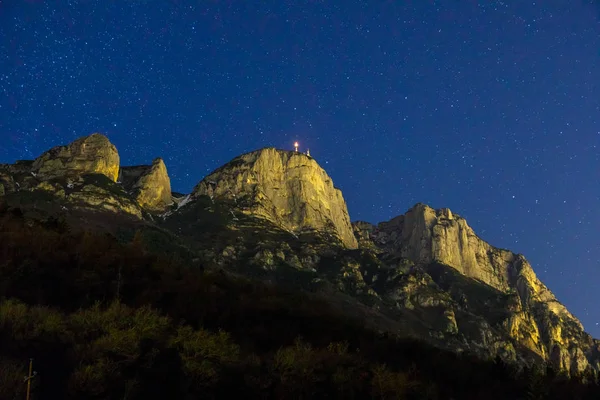 Éjszakai Égre Csillagok Háttérben Molveno Hegység Panorámája — Stock Fotó