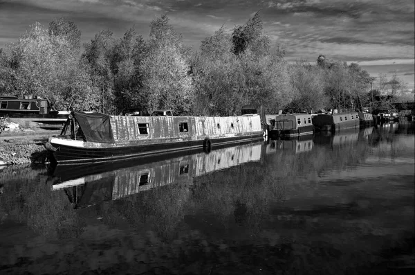 Barcos Canal Atracados Rio Stort Sawbridgeworth Aguardando Reparação Remodelação — Fotografia de Stock
