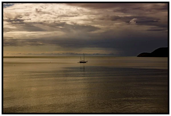 Iate Ancorado Pelas Camas Mexilhões Austell Bay Cornualha Pôr Sol — Fotografia de Stock