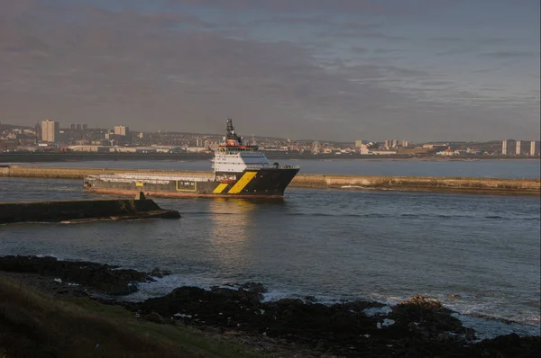 Rig Support Vessel Leaving Aberdeen Harbour North Sea — Stock Photo, Image