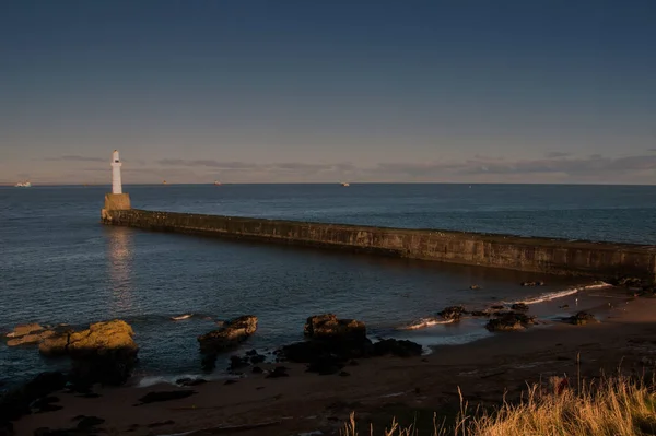 Könnyű Ház Harbour Falon Bejáratnál Hogy Skóciai Aberdeen Harbour — Stock Fotó