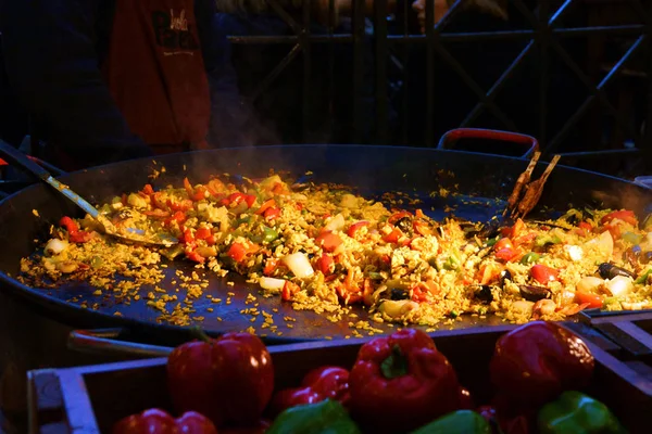 Paella Londra Ingiltere Covent Garden alanında sokak gıda için büyük bir Pan pişmiş olmak                                      