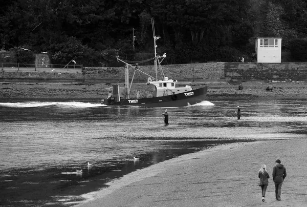 Teignmouth Devon Inghilterra Settembre 2013 Piccolo Peschereccio Strada Nel Porto — Foto Stock