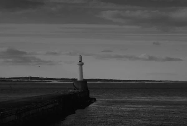 在一个非常平静 宁静的夜晚 他在苏格兰阿伯丁港入口处的码头尽头灯塔 — 图库照片