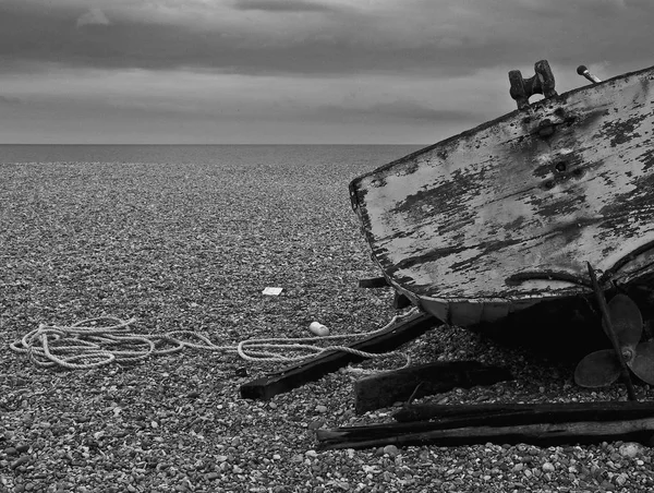 在萨福克英格兰奥尔德堡海滩上的一艘废弃的渔船 绳索和木梁 — 图库照片