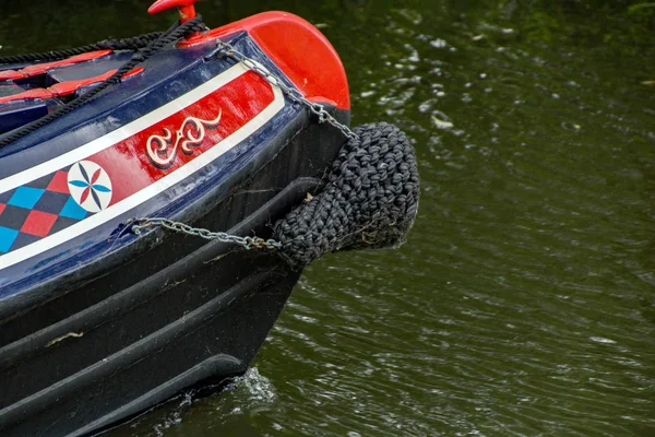 Ein Kanalboot Und Eine Bugwelle Richtung Süden Auf Dem Fluss — Stockfoto