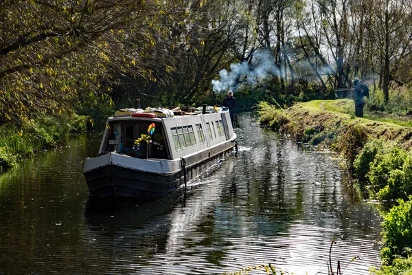 Ein Kanal Oder Ein Schmales Boot Das Zwei Fischern Vorbeifährt — Stockfoto