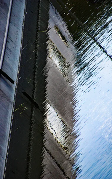 Reflexões Canal Estreito Barco Ancorado Dia Verão Rio Stort Sawbridgeworth — Fotografia de Stock