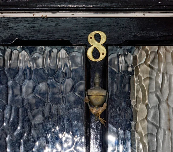 Дом Номер Черной Покрашенной Двери Хартфордшире Медным Молотком Плохо Отремонтированным — стоковое фото