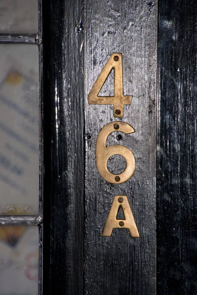 Het Huisnummer 46A Messing Een Zwarte Houten Deur — Stockfoto
