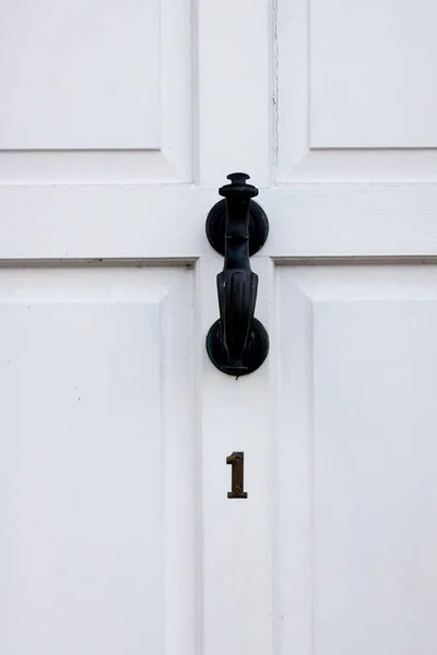 Дом Номер Белой Покрашенной Двери Хартфордшире — стоковое фото