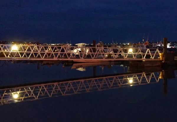 Λιμάνι Του Poole Νύχτα Αλιευτικά Σκάφη Αγκυροβολημένο Στην Πλωτή Γέφυρα — Φωτογραφία Αρχείου