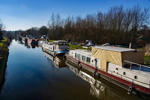 Barco Canal Pátio Reparação Sawbridgeworth Com Barcos Abandonados Aguardando Reparos — Fotografia de Stock