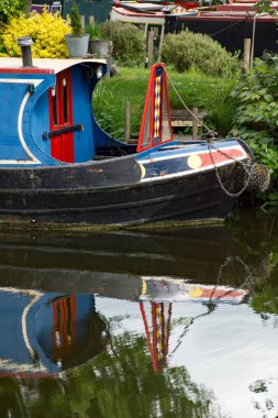 Sawbridge Worth.Hertfordshire / İngiltere 2 Mayıs 2020: The Maltings at the River Stort, (Lee & Stort kanalı) yolcularını bekleyen kanal.