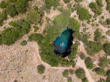 Melissani mağara ya da Melissani Gölü, Melissani Adası, Kefalonia üzerinde Sami kuzeybatısında bulunan bir mağara da 