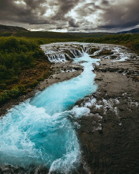 Malownicze Widoki Natury Islandii Rwącą Rzekę Zielonych Roślin Pod Zachmurzonym — Zdjęcie stockowe