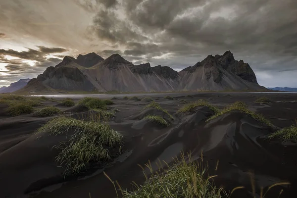 Łąka Gór Skalistych Pod Zachmurzonym Niebie Islandia — Zdjęcie stockowe
