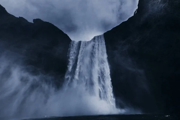 Grote Waterval Onder Bewolkte Hemel Ijsland — Stockfoto