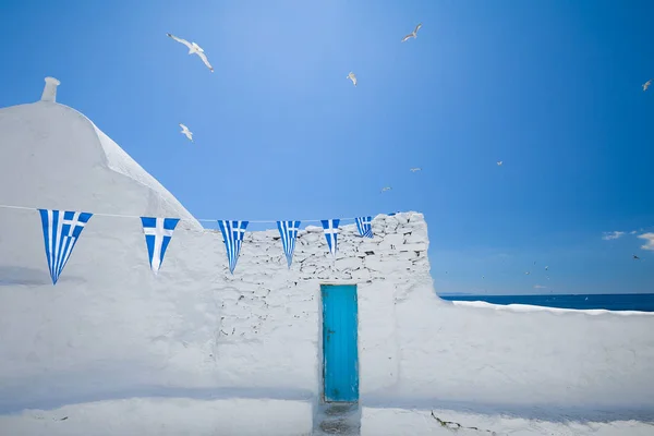 Banderas Grecia Colgadas Casa Vieja Isla Mykonos Grecia —  Fotos de Stock