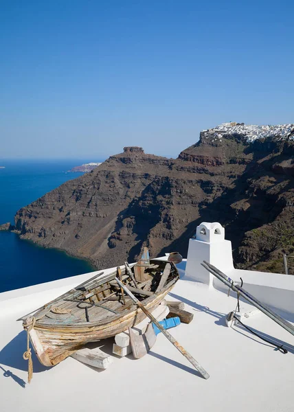 Лодка Крыше Остров Санторини Фон Греция — стоковое фото