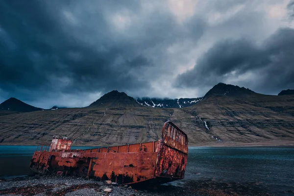 Gemi Bulutlu Gökyüzü Altında Kayalık Sahilde Kalır — Stok fotoğraf