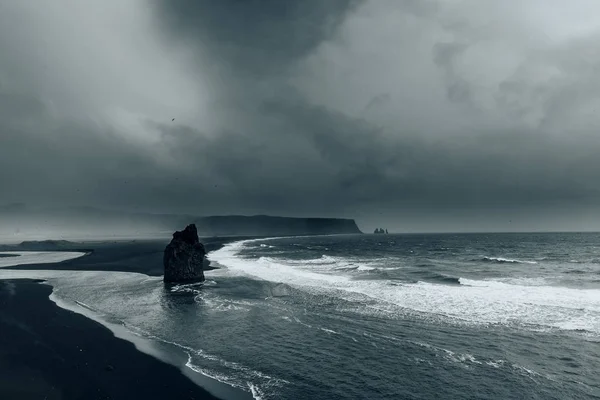 Agitando Mar Bajo Cielo Nublado Tiempo Tormenta Islandia —  Fotos de Stock