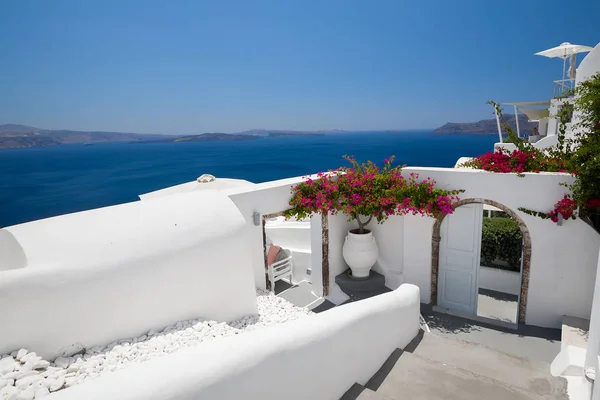 サントリーニ島ギリシャのホテルから見る ストック画像