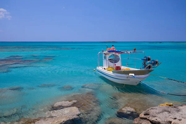 Boot Der Nähe Der Insel Chania Griechenland Geparkt lizenzfreie Stockbilder
