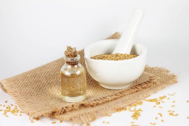 Yağı ve keten tohumu bir harç ile şişe yatay fotoğraf