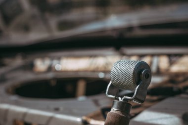 Araçlar. Rulo yastık ile araba, çalışmaları için görüntü yakın çekim