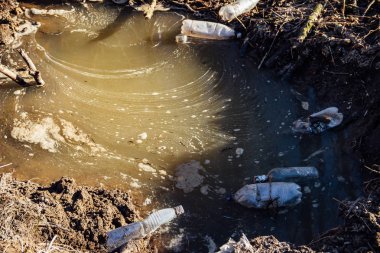 Çevre kirliliği. Fotoğraf kavramı. Kirli su plastik şişe ile görüntü
