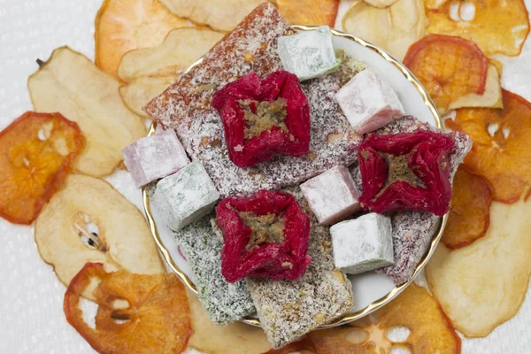 Студийное фото турецких сладостей — стоковое фото