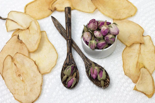 バラとドライフルーツの芽から作られたお茶 — ストック写真