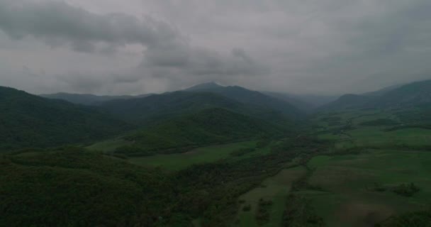 Нагорный Карабах, горизонтальная кастрюля, горы, поля, лес, облачно, туман 23-32 D3 _ CC . — стоковое видео
