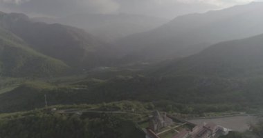 Gandzasar Manastırı. Valley village. dikey pan. örtüsünü açmak atış. 