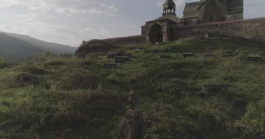 Gandzasar Manastırı. mezar taşı. dikey pan. örtüsünü açmak atış. 426 21255 1.