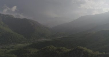 Gandzasar Manastırı. vadi. helikoptere. 426 21cloudy. yumuşak ışık. Sisli. Evenin
