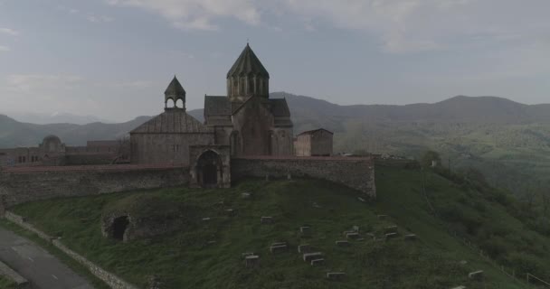 Monastero Gandzasar Albero Fiorito Padella Verticale Colpo Inaugurazione — Video Stock