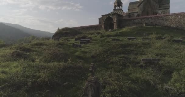 Monastère Gandzasar. pierre tombale. poêle verticale. dévoilant la photo. 426 21255 1 . — Video