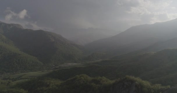 Monastère Gandzasar. vallée. survol. 426 21nuageux. lumière douce. brouillard. événine — Video