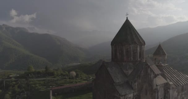 Monasterio Gandzasar. Tholobate. sobrevuelo del valle. 426 212141 8 . — Vídeos de Stock