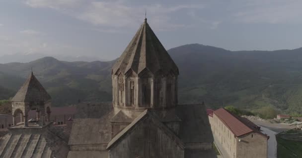 Mosteiro Gandzasar. panela vertical. tiro de desvendar. 426 21255 1 . — Vídeo de Stock
