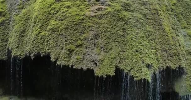 Vattenfall Paraplyer Nagorno Karabach Kaukasus Armenien Närbild Vertikala Pan — Stockvideo